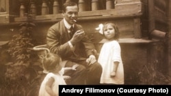 Густав Шпет с дочерьми, 1920-ые годы