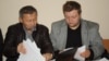 Гражданский активист Есенбек Уктешбаев (слева) и юрист Дмитрий Сазонов на заседании Экономического суда города Алматы по коллективному иску нескольких НПО, защищающих интересы "ипотечников", к банкам второго уровня. Алматы, 17 октября 2014 года. 