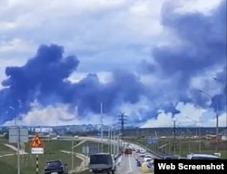 Fumul se ridică de la baza aeriană Belaia, în regiunea Irkuțk din Rusia, după atacurile cu drone ale Ucrainei din 1 iunie.