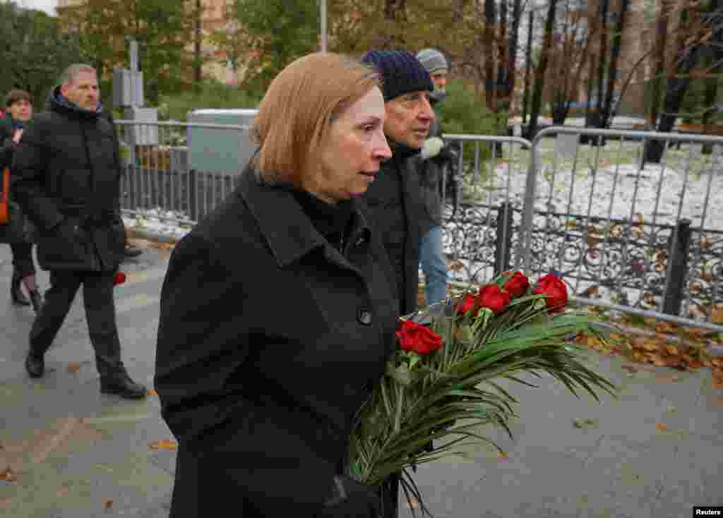 Bila je prisutna i Lin Trejsi, američka ambasadorica u Rusiji. Od 2006. godine Memorijal organizuje događaj pod nazivom Povratak imena, tokom kojeg se čitaju imena onih koji su pod Staljinom bili podvrgnuti represiji. Vlasti su, međutim, odbile da daju dozvolu za čitanje imena 2020. godine.