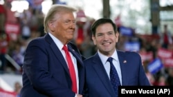Candidatul la funcția de secretar de stat al SUA, Marco Rubio (dreapta), împreună cu președintele ales al SUA, Donald Trump.