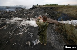 La locul prăbușirii avionului în teritoriul controlat de separatiștii pro-ruși