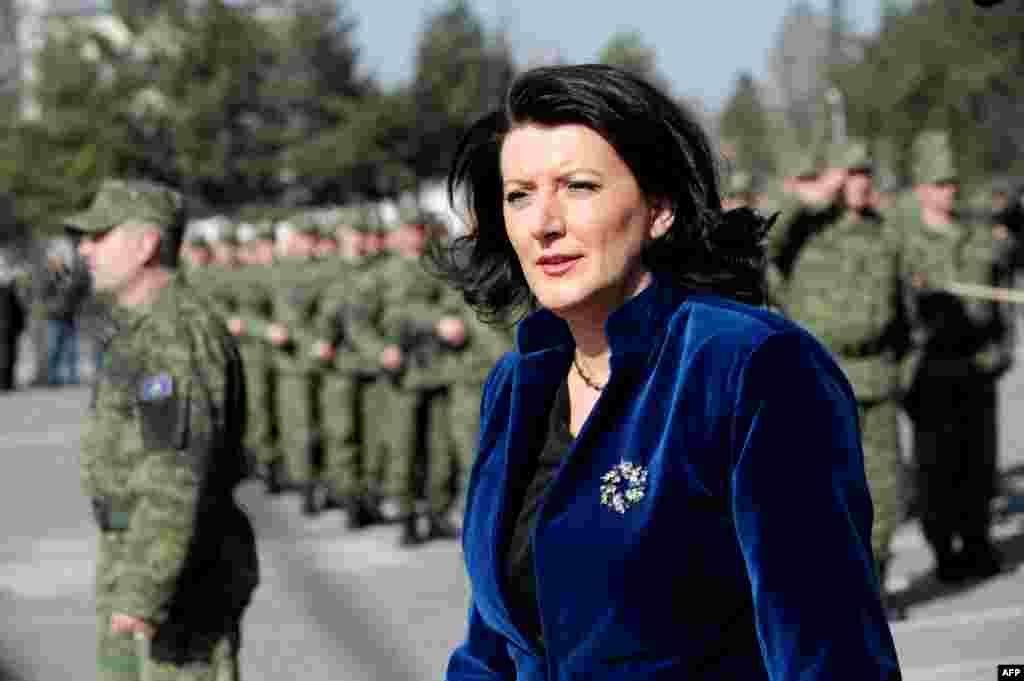Kosovo - Predsjednica Atifete Jahjaga posjetila je sigurnosne snag zemlje, Priština, 5. mart 2013. Foto: AFP / Armend Nimani