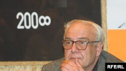 Владимир Буковский, имеющий двойное гражданство, ждет решения КС по вопросу о возможности участия в выборых таких же, как он, граждан России