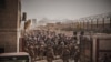 Infanteriști marini americani la un punct de control al evacuării (ECC) în timpul unei evacuări pe Aeroportul Internațional Hamid Karzai, Kabul, 21 august 2021