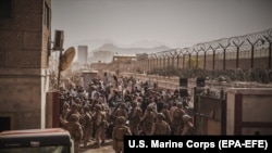 Infanteriști marini americani la un punct de control al evacuării (ECC) în timpul unei evacuări pe Aeroportul Internațional Hamid Karzai, Kabul, 21 august 2021