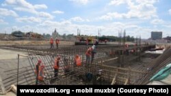 Узбекские мигранты на строительстве спортивного объекта «Стадион Нижний Новгород».