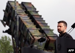 Președintele ucrainean Volodimir Zelenski susține o declarație de presă după o vizită într-o zonă de antrenament militar din Mecklenburg-Vorpommern, nord-estul Germaniei, pe 11 iunie 2024, unde soldații ucraineni sunt antrenați să folosească sisteme Patriot.