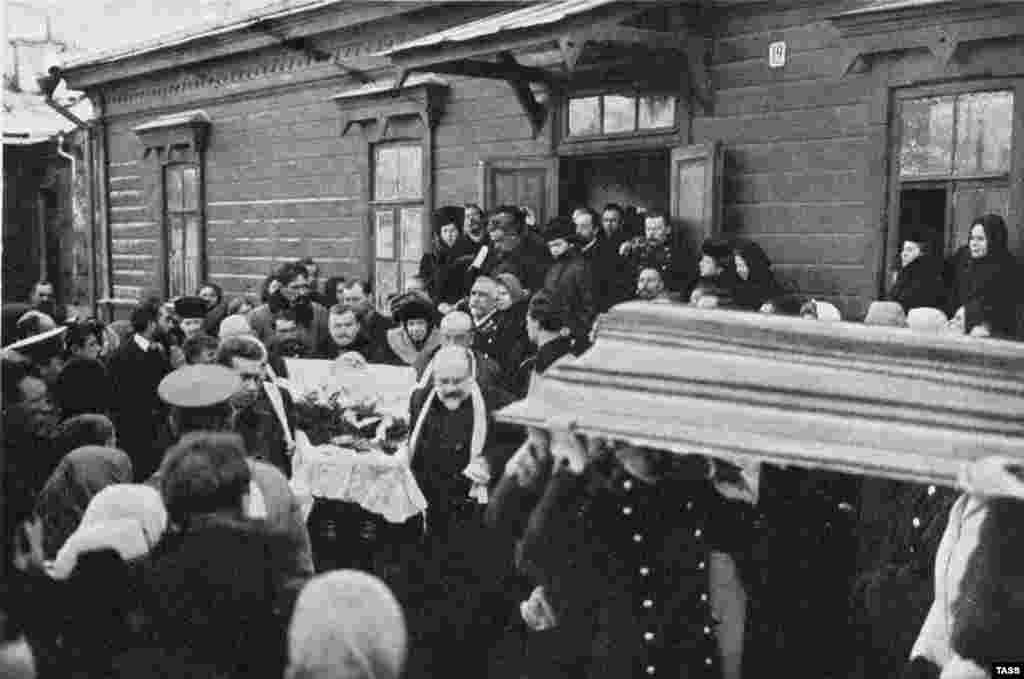 Тело Толстого выносят из здания железнодорожного вокзала в Липецкой области. Российский император Николай II писал: «Искренне сожалею о смерти великого писателя, который в период расцвета таланта отразил в своих произведениях образы славных лет русской жизни. Пусть Господь Бог будет ему милосердным судьей».