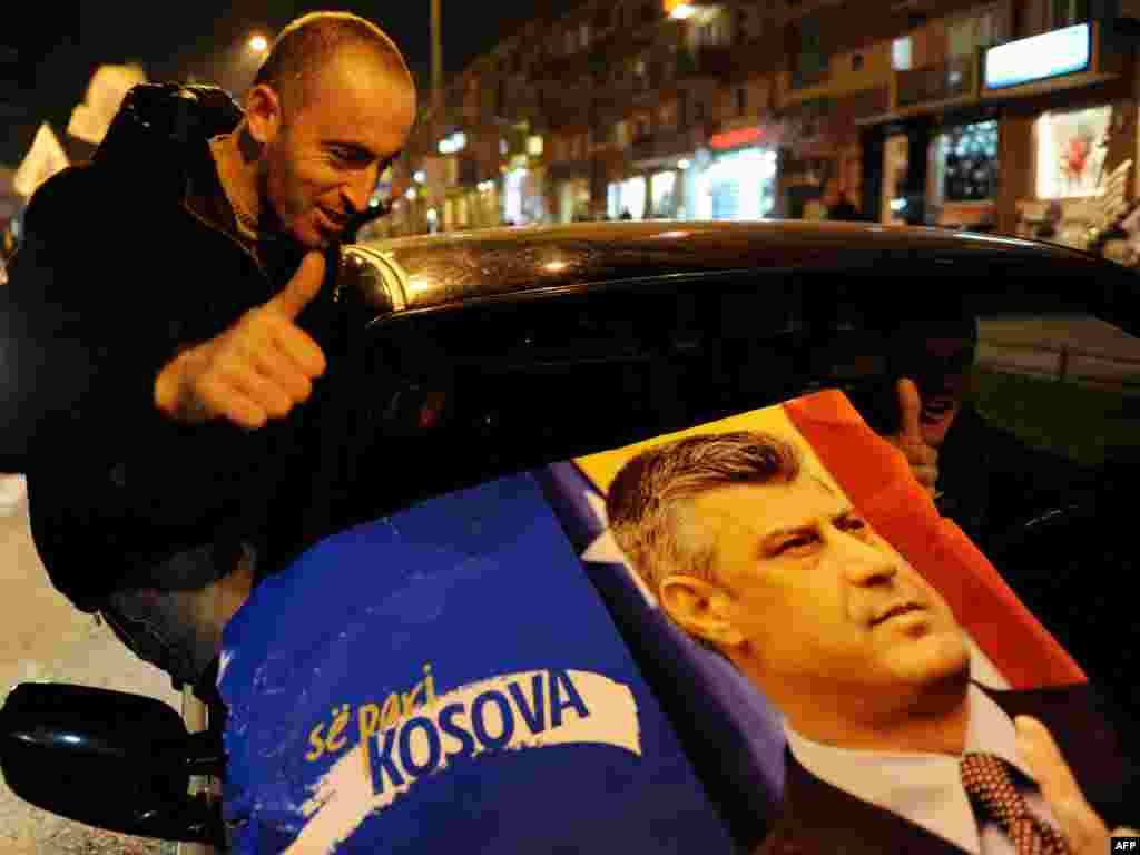 Kosovo - Pristalice kosovskog premijera Hashim Thacia slave pobjedu na izborima, Priština, 12.12.2010. Foto: AFP / Armend Nimani