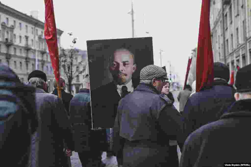 Un bărbat ține un portret al lui Vladimir Lenin în timpul unei celebrări a Zilei Revoluției din octombrie, la Minsk, Belarus, pe 7 noiembrie. (Uladz Hrydzin, RFE/RL)