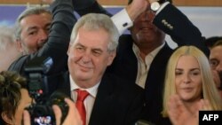Милош Земан c дочерью Катериной, после оглашения результатов выборов второго тура