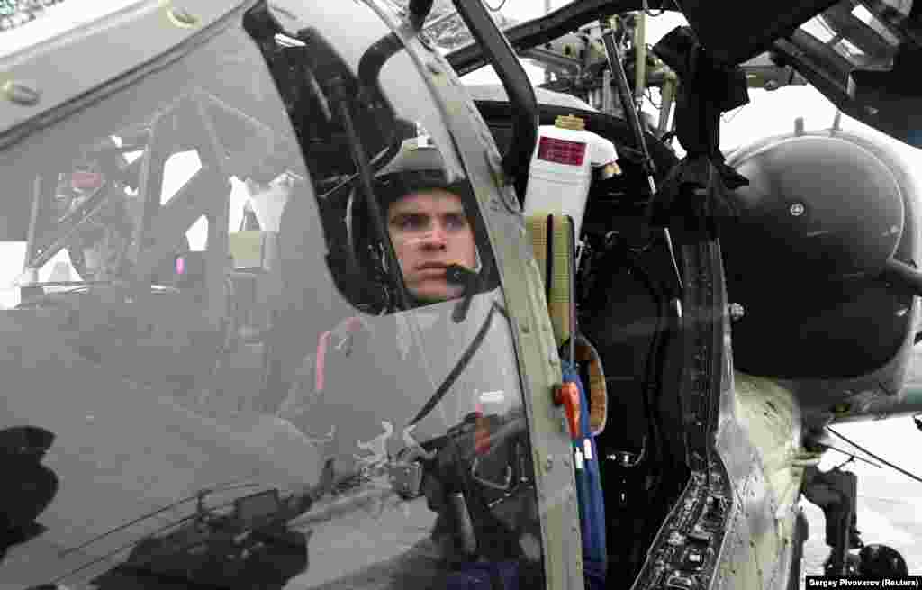 Un pilot făcând teste în cabina elicopterului Ka-52, 19 ianuarie. 