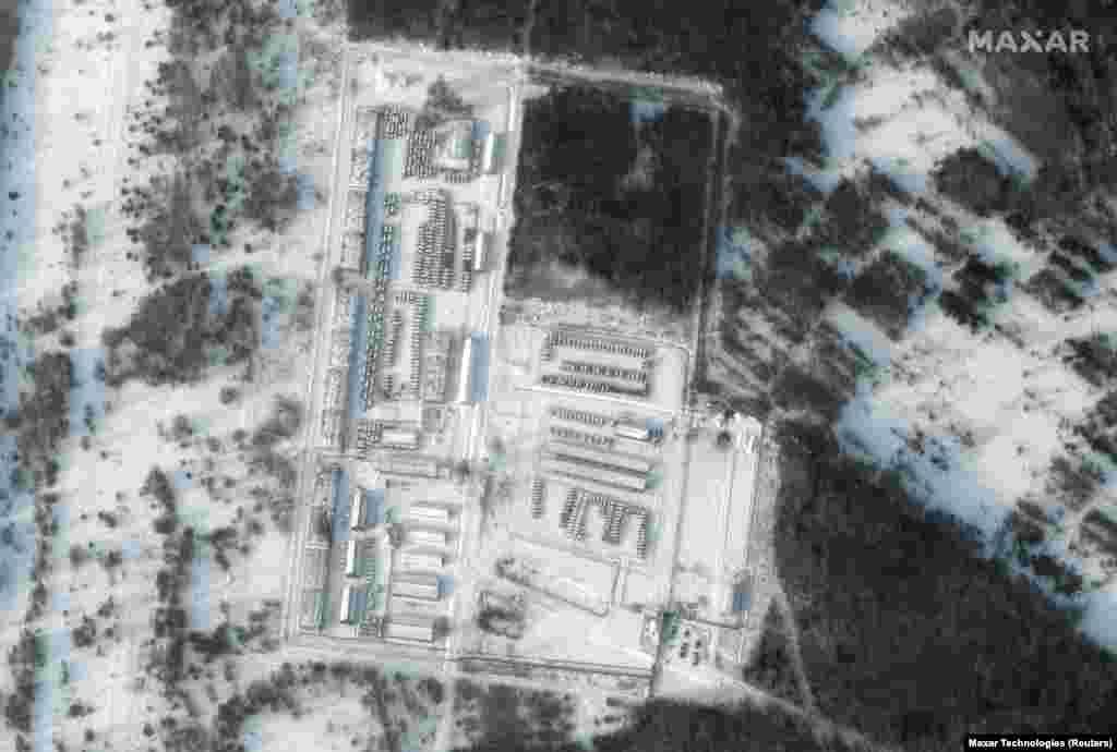 Воена опрема&nbsp; во складиштето Климово на 19 јануари. Постарите снимки од Google Maps на истата локација покажуваат дел од присутните воени возила.