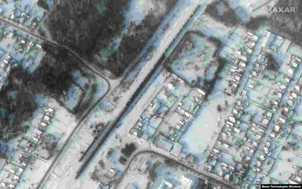 Воена опрема во железничкиот двор во Климово на 19 јануари. Неодамнешните видеа снимија огромни количества воена опрема која се транспортира со железница во западна Русија.