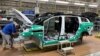 Angajați care lucrează la un vehicul electric (EV) de pe o linie de producție a unei fabrici care aparține Jiangling Group Electric Vehicle in Nanchang, provicia Jiangxi, China.