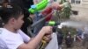 Львів’яни обливалися водою у «поливаний понеділок» (відео)