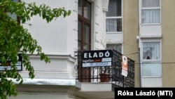 Eladó lakást hirdető felirat egy budapesti erkélyen