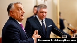 Premierul ungar Viktor Orban (stânga) și omologul său slovac, Robert Fico.