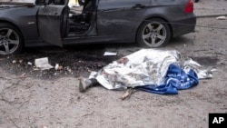 Corpul unui om ucis într-un atac al Rusiei asupra orașului Sumî, 13 aprilie 2025.