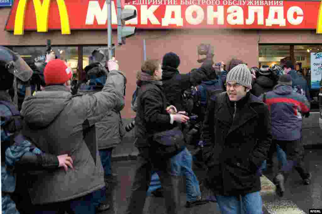 Толпа журналистов и десяток ОМОНовцев сопровождали каждого задержанного до автобуса
