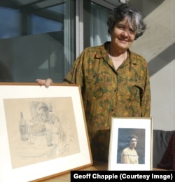 Miriam Kauders cu un portret al tatălului ei, Cornelius, desenat cu creionul de Gertrud Kauders.
