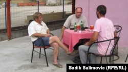 Mještani u lokalnoj kafani