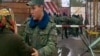 Женщина говорит с военнослужащим, как утверждается, у ворот тюрьмы в поселке Карабас Карагандинской области. 20 сентября 2012 года. Фото предоставил Вадим Курамшин.