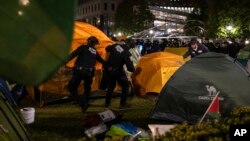 Polițiștii new-yorkezi chemați de conducerea Universității Columbia au intervenit la 20 de ore după ce studenții pro-palestinieni ocupaseră o clădire în campus, unde se aflau deja numeroase corturi ale manifestanților.