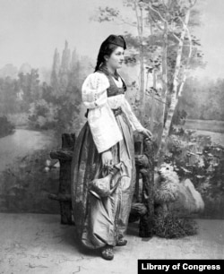 O femeie bosniacă îmbrăcată în costum tradițional, anii 1890.