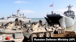 Echipament militar rusesc pe cale de a fi retras din peninsula Crimeea, 23 aprilie 2021.