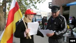Вполне конкретные уже реализованные неправительственным сектором проекты, например, направленные на поддержку жителей отдаленных сел, не рассеивают подозрений властей