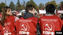 Пока лидеры коммунистов искали подходящий зал для суда, их сторонники разошлись по домам