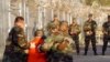 Права иностранных «террористов» (на снимке в красном) в Гуантанамо теперь описывает специальный закон