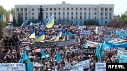 Митинг в День памяти жертв депортации крымскотатарского народа из Крыма на центральной площади Симферополя, 2006 год
