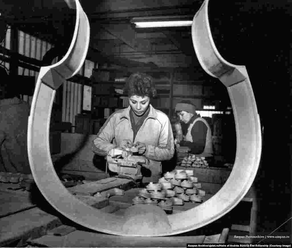 Muncitori în interiorul fabricii de instrumente muzicale din Reghin, jud. Mureș, Transilvania, în 1980. „I-am contactat pe cei de la bibliotecă și s-au bucurat", își amintește Szocs despre miile de imagini pe care le-a descoperit în biblioteca rurală. „Au spus: Chiar sunteți interesat de ele?. Pentru că stăteau acolo de ani de zile". 