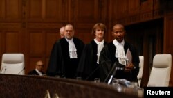 Judecătorii Curții Internaționale de Justiție sosesc la 24 mai în sala de judecată de la Haga pentru a-și anunța decizia legată de o plângere împotriva ofensivei israeliene din Gaza.