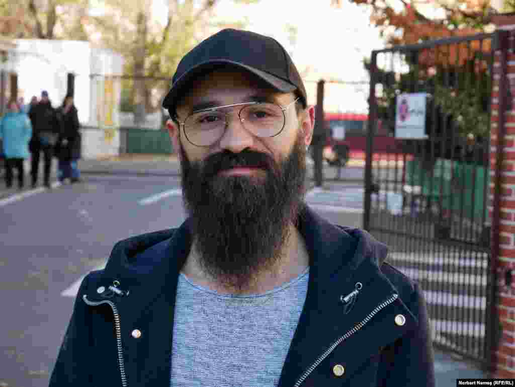 „Schimbarea e binevenită”, povestește Lucian, care a ales candidatul partidului cu care votează de câțiva ani. Crede că nu este persoana ideală pentru funcție, dar din totalitatea celor prezenți pe liste, era cea mai bună opțiune. 