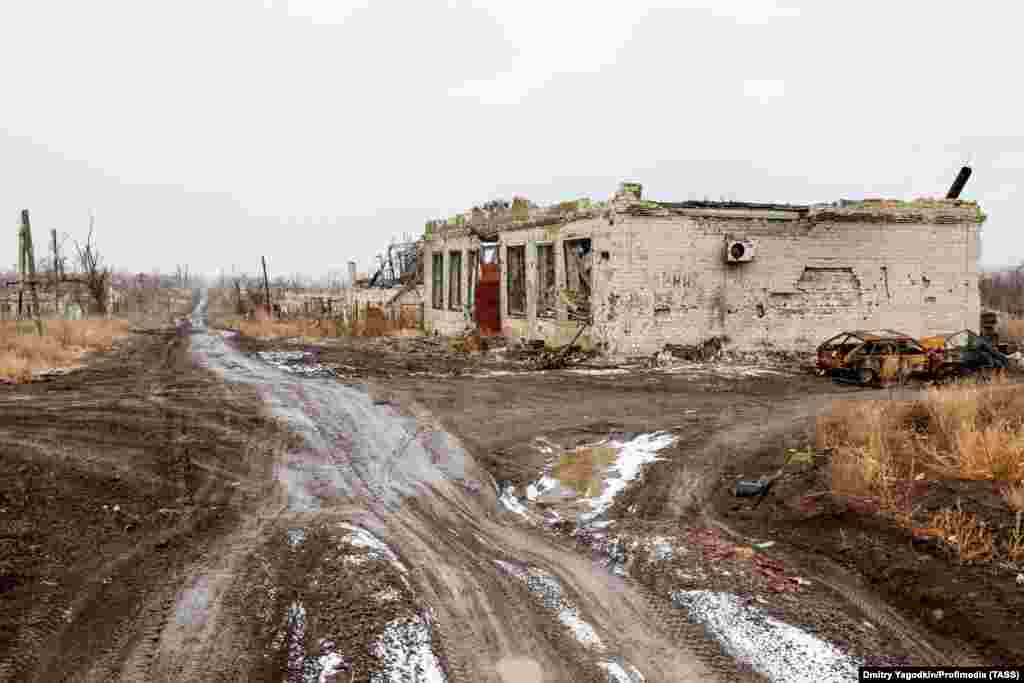 Ruinele unui magazin de pe marginea drumului, văzute pe 4 decembrie. Grom spune că, în timpul numeroaselor sale călătorii pentru a fotografia orașul, s-a apropiat de câțiva dintre localnici, pe care îi descrie ca fiind „oameni sensibili și buni, care au înfruntat încercări severe”.