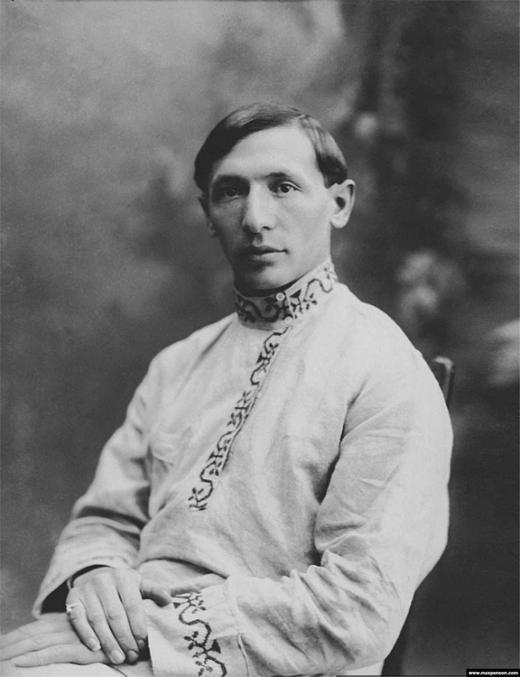 Max PensonPenson s-a născut într-o familie de evrei din vestul Rusiei în 1893. În 1914 s-a mutat în zona actualului Uzbekistan, unde a învățat singur arta fotografiei. Din 1926 a lucrat ca fotoreporter.