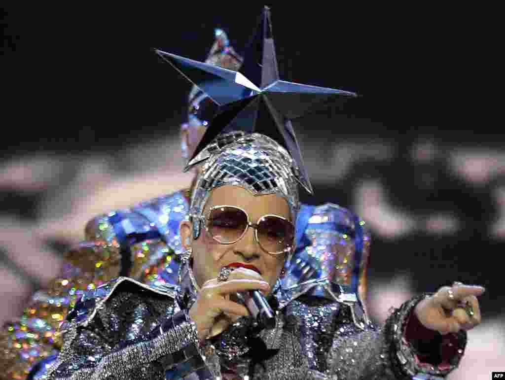 2007 жылы Хельсинкиде өткен Eurovision байқауында Украина әншісі Верка Сердючканың "Dancing Lasha Tumbai" әні ресейліктер наразылығын тудырды. Наразылар оны "lasha tumbai" сөзін "Russia goodbye" деп өзгертіп айтты, біз оны анық естідік" деп айыптады. Сердючка оны жоққа шығарды.