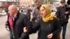 Журналисты идут вслед за Зубейдат Царнаевой, матерью подозреваемых в организации взрывов в Бостоне Джохара и Тамерлана Царнаевых, пытаясь взять у нее интервью. Махачкала, 23 апреля 2013 года.