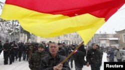 Бум партийного строительства, которым в Южной Осетии гордятся, как верной приметой демократизации общества, теперь все чаще находит и другие объяснения