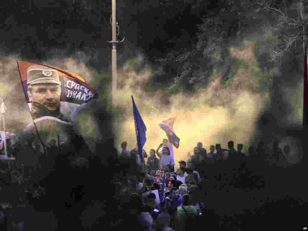 Srbija - Podrška Ratku Mladiću u Beogradu, nakon vijesti o njegovom hapšenju, 26.05.2011. Foto: AP / Vadim Ghirda 
