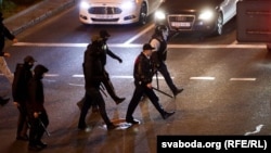 Septembrie 2020: Forțele de ordine, conduse de Mikalay Karpyankou, se îndreaptă înspre protestatari în Minsk.