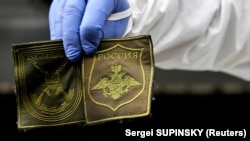 Një ekspert mjeko-ligjor ukrainas tregon çfarë ka gjetur në trupin e një ushtari rus të zhvarrosur në fshatin Zavalivka, në perëndim të Kievit.