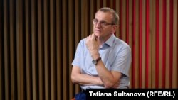 Politologul Cristian Preda în timpul interviului pentru Europa Liberă.