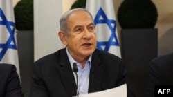 Prim-ministrul israelian Beniamin Netanyahu conduce ședința săptămânală a cabinetului de război, la Ministerul Apărării din Tel Aviv, pe 7 ianuarie 2024. (RONEN ZVULUN / POOL / AFP)
