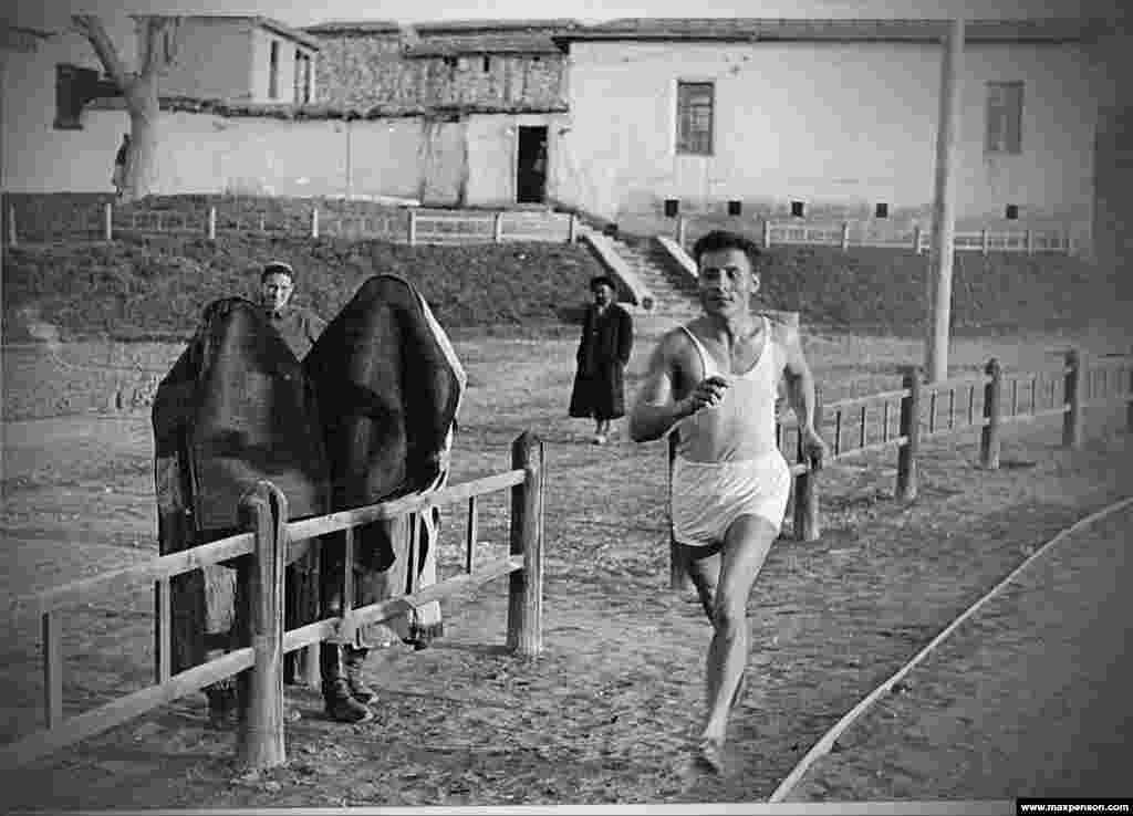 Un sportiv aleargă pe lângă femei îmbrăcate în burqa în primii ani ai Uzbekistanului sovietic.Imaginile din perioada timpurie a Uzbekistanului sovietic sunt rare, dar fotograful Max Penson a fost acolo, la ferme și în bazaruri, în primele zile ale republicii sovietice.