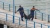 Спасатели несут фрагменты, найденные в результате поисковых работ на месте крушения российского военного самолета. Сочи, 25 декабря 2016 года. 